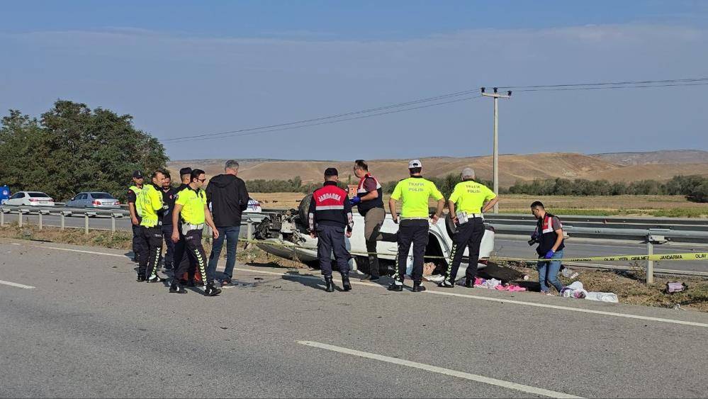 Devrilen otomobildeki polis memuru ile eşi öldü 2